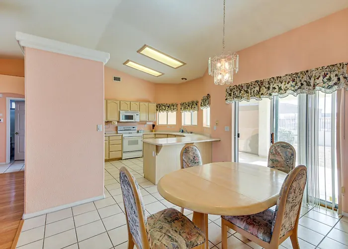 Hike, Boat, Golf & Unwind: Havasu Home! Holiday home